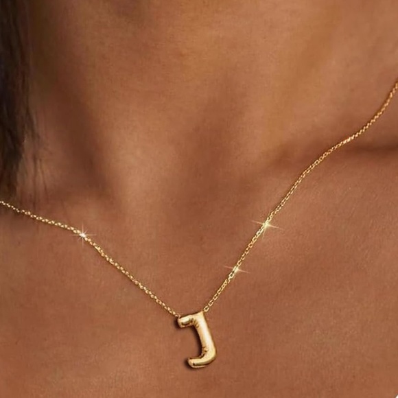 BRAND NEW, STILL IN THE PACKAGE Trendy Bubble Initial Charm and Necklace - Picture 1 of 2